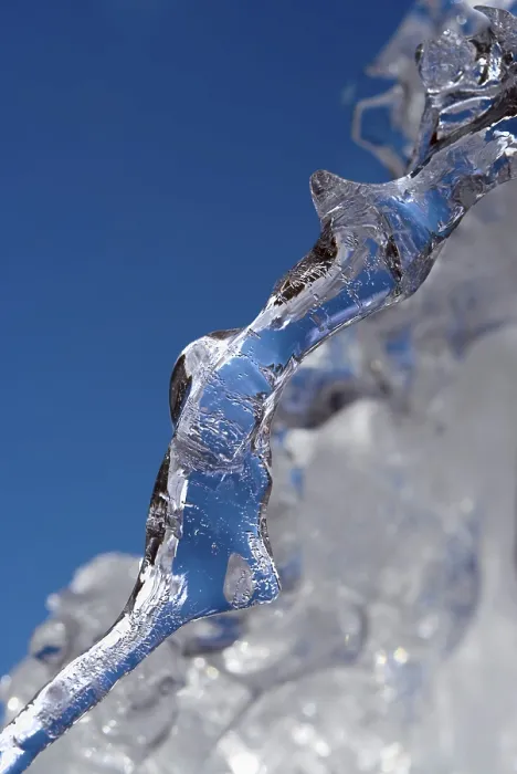 Gerahmter Druck : Eisstange unter einem blauen Himmel, diagonal. Gerahmter Druck : Eisstange unter einem blauen Himmel, diagonal.