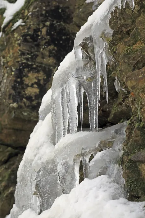 Gerahmter Druck : Eiszapfen an einer Felswand. Gerahmter Druck : Eiszapfen an einer Felswand.