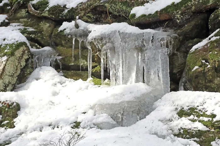 Gerahmter Druck : Eisstange an einer Felswand
