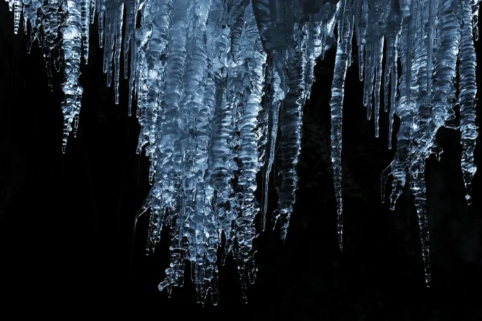 Gerahmter Druck : Eisstangen auf schwarzem Hintergrund. Gerahmter Druck : Eisstangen auf schwarzem Hintergrund.