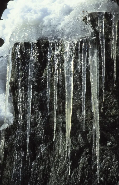 Gerahmter Druck : Eisstangen vor einem Steilufer. Gerahmter Druck : Eisstangen vor einem Steilufer.