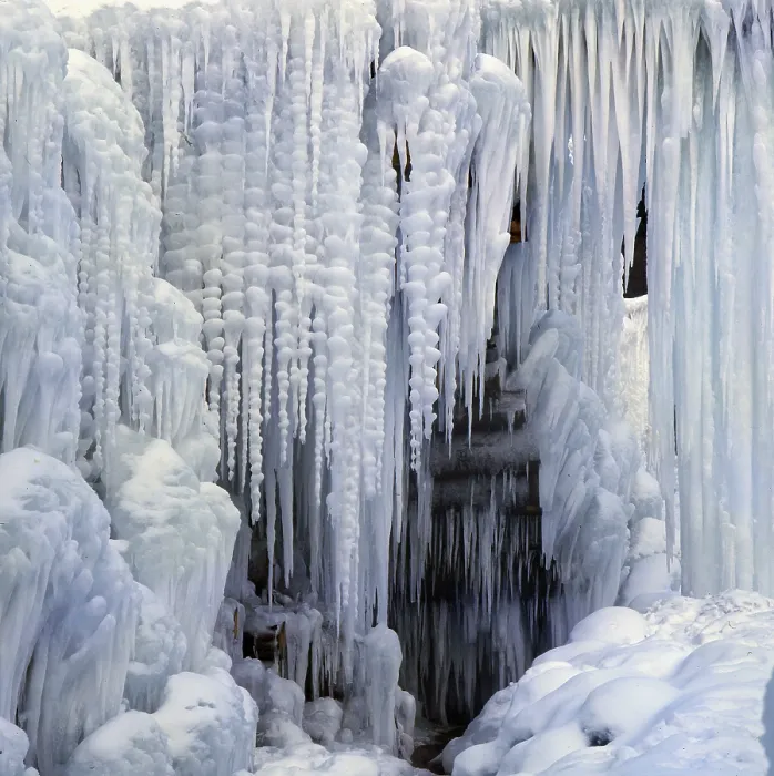 Gerahmter Druck : Eiszapfen, Eisskulpturen, Schnee. Gerahmter Druck : Eiszapfen, Eisskulpturen, Schnee.