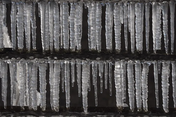 Gerahmter Druck : Eisstangen an einer Geländer, Hessen, Deutschland. Gerahmter Druck : Eisstangen an einer Geländer, Hessen, Deutschland.