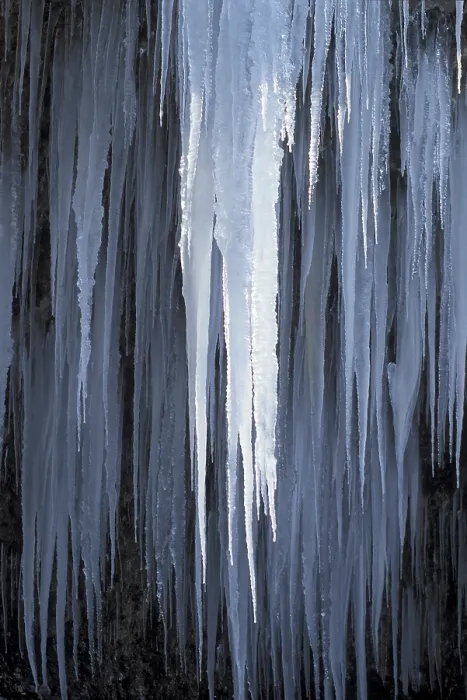 Gerahmter Druck : Eisstangen an einer Felswand. Gerahmter Druck : Eisstangen an einer Felswand.