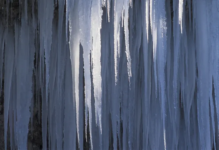Gerahmter Druck : Eiszapfen auf einem Felsen. Gerahmter Druck : Eiszapfen auf einem Felsen.