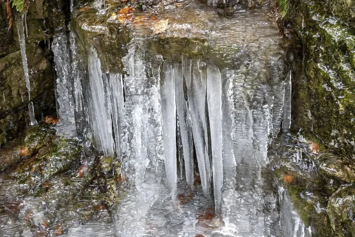 Gerahmter Druck : Eiszapfen an einer Felswand. Gerahmter Druck : Eiszapfen an einer Felswand.