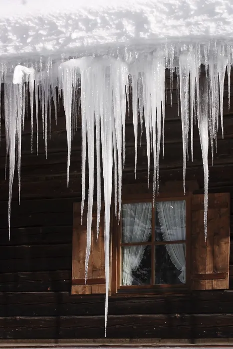 Gerahmter Druck : Eisstangen vor einem Fenster Gerahmter Druck : Eisstangen vor einem Fenster