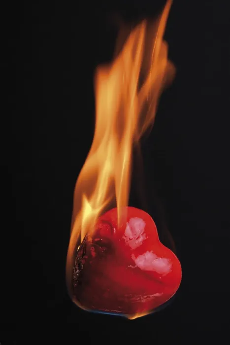 Gerahmter Druck : Ikonisches Bild eines brennenden Herzens.