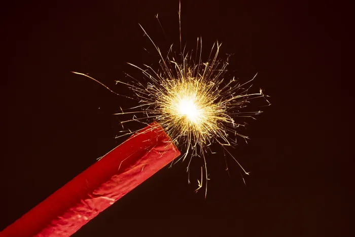 Gerahmter Druck : Gefeuertes Feuerwerk, Knallkörper, brennender Zünder. Gerahmter Druck : Gefeuertes Feuerwerk, Knallkörper, brennender Zünder.