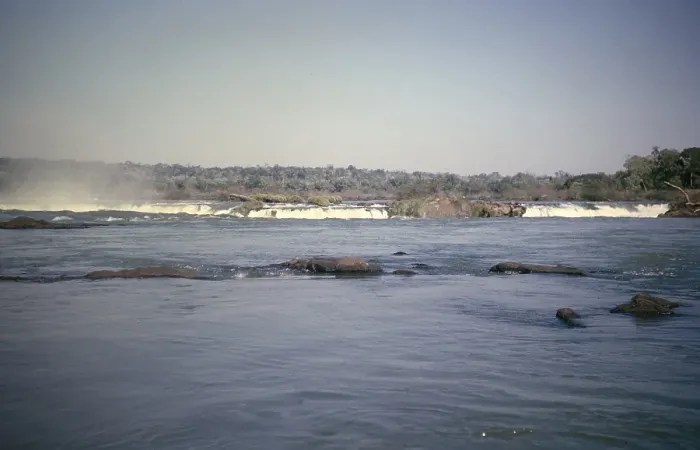 Gerahmter Druck : Der Iguazu River direkt über dem Wasserfall im Teufelsschlund, Grenze zwischen Brasilien und Argentinien, Südamerika, 1962. Gerahmter Druck : Der Iguazu River direkt über dem Wasserfall im Teufelsschlund, Grenze zwischen Brasilien und Argentinien, Südamerika, 1962.