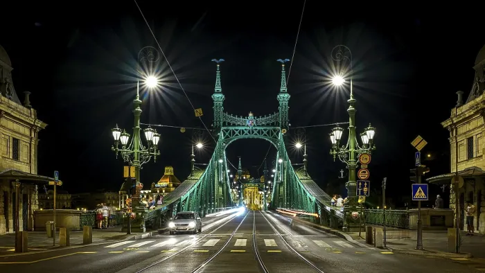 Gerahmter Druck : Ein beleuchteter Brücke bei Nacht. Gerahmter Druck : Ein beleuchteter Brücke bei Nacht.