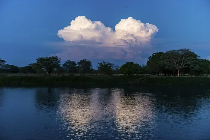 Gerahmter Druck : Beleuchteter Wolken über dem Magdalena-Fluss.