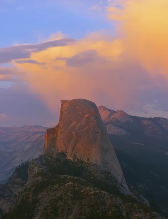 Gerahmter Druck : Illuminierte Wolken über Half Dome. Gerahmter Druck : Illuminierte Wolken über Half Dome.
