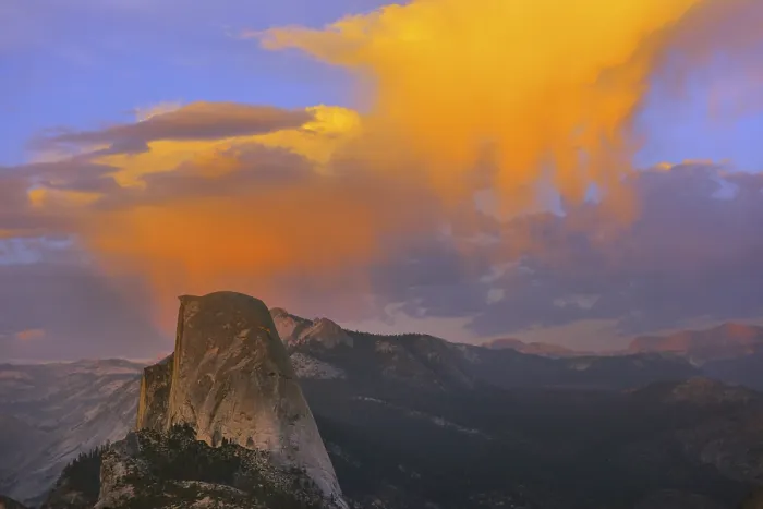 Gerahmter Druck : Illuminierte Wolken über Half Dome Gerahmter Druck : Illuminierte Wolken über Half Dome