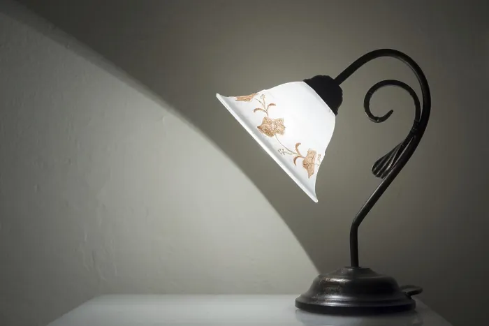 Gerahmter Druck : Gelochte Lampe auf einem Tisch. Gerahmter Druck : Gelochte Lampe auf einem Tisch.