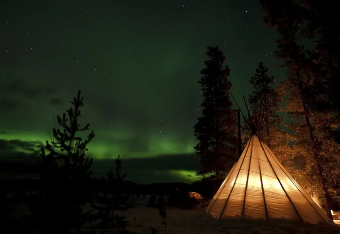 Gerahmter Druck : Illuminiertes Zelt, Tipi, Teepee. Gerahmter Druck : Illuminiertes Zelt, Tipi, Teepee.