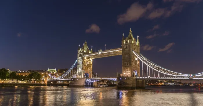 Gerahmter Druck : Illuminierte Tower Bridge am Abend. Gerahmter Druck : Illuminierte Tower Bridge am Abend.
