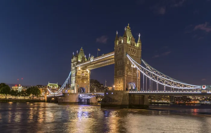 Gerahmter Druck : Illuminierte Tower Bridge am Abend. Gerahmter Druck : Illuminierte Tower Bridge am Abend.