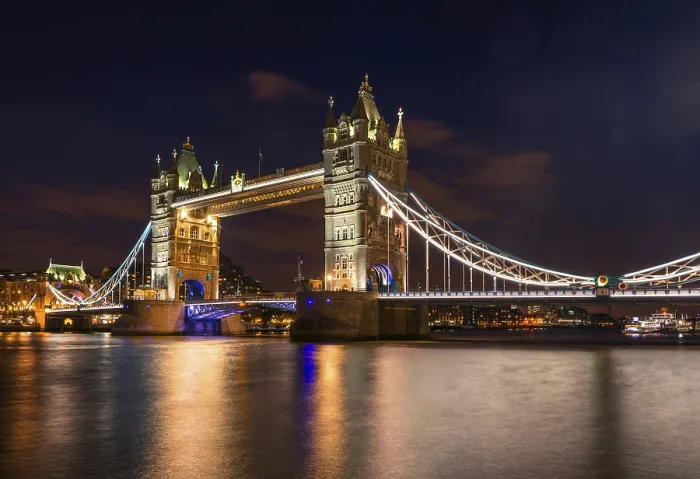 Gerahmter Druck : Illuminierte Tower Bridge bei Nacht. Gerahmter Druck : Illuminierte Tower Bridge bei Nacht.