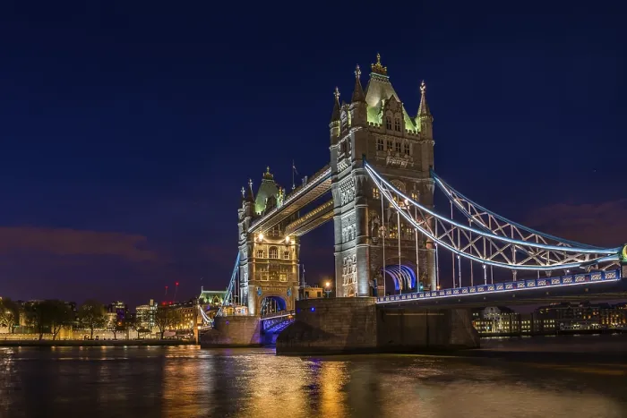 Gerahmter Druck : Illuminierte Tower Bridge über dem Themse. Gerahmter Druck : Illuminierte Tower Bridge über dem Themse.