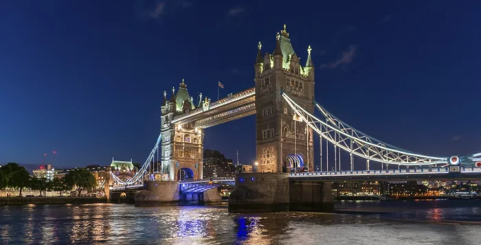 Gerahmter Druck : Illuminierte Tower Bridge über dem Themse in der Abenddämmerung. Gerahmter Druck : Illuminierte Tower Bridge über dem Themse in der Abenddämmerung.