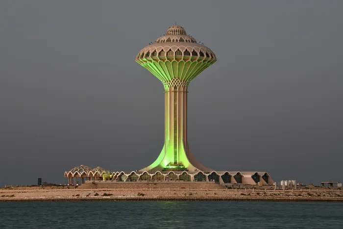 Gerahmter Druck : Illuminierter Wasserbehälter an der Corniche. Gerahmter Druck : Illuminierter Wasserbehälter an der Corniche.