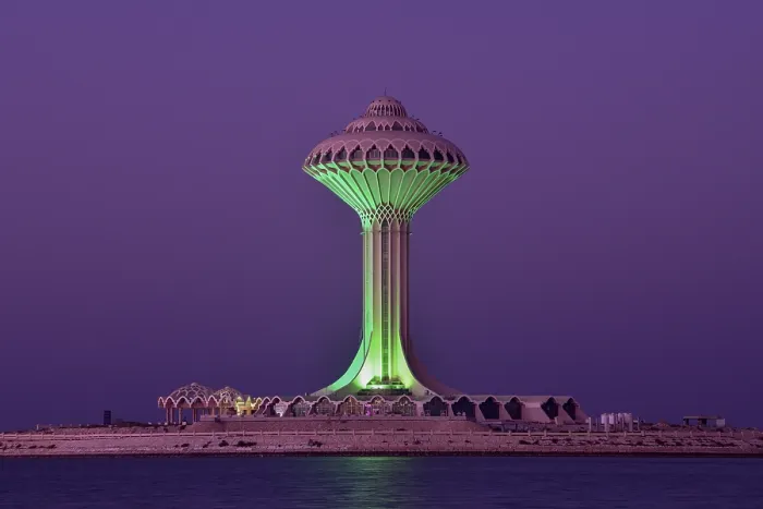 Gerahmter Druck : Illuminierter Wasserbehälter auf der Corniche. Gerahmter Druck : Illuminierter Wasserbehälter auf der Corniche.