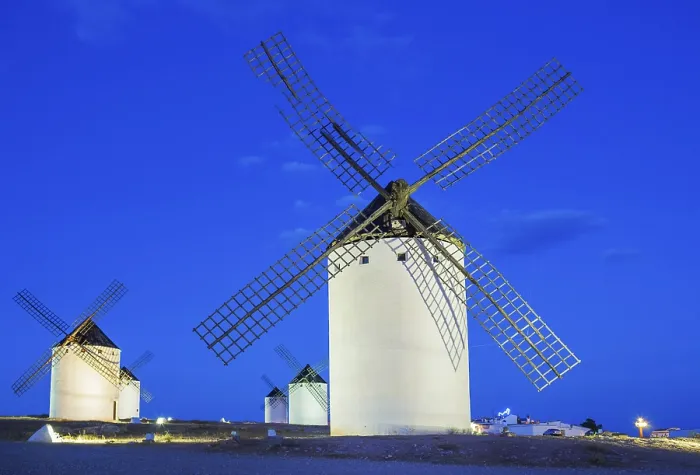 Gerahmter Druck : Illuminierte Windmühlen am Morgen, Campo de Criptana. Gerahmter Druck : Illuminierte Windmühlen am Morgen, Campo de Criptana.