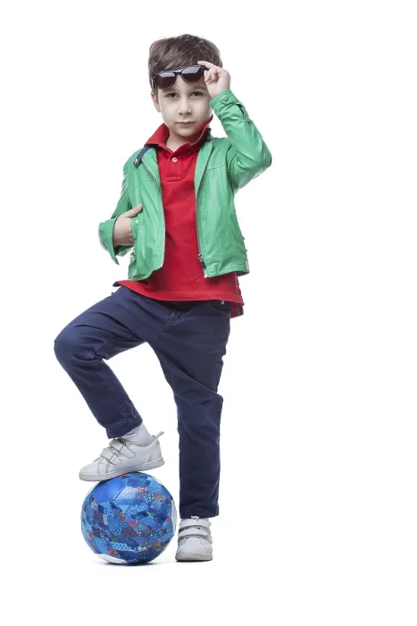 Gerahmter Druck : Bild eines athletischen jungen Jungen, der sich mit Ball in einem Studio ablichtet. Gerahmter Druck : Bild eines athletischen jungen Jungen, der sich mit Ball in einem Studio ablichtet.