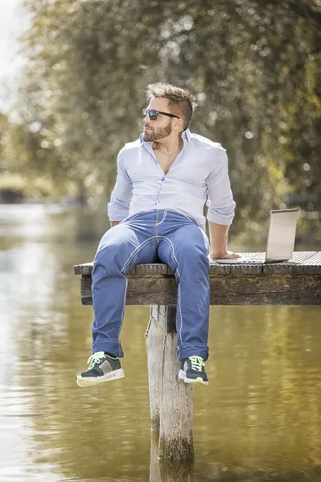 Gerahmter Druck : Ein Bild eines bärtigen Mannes am See mit einem Notizbuch.