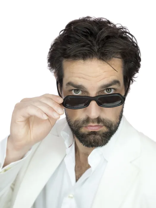 Gerahmter Druck : Ein Bild eines bärtigen Mannes mit Sonnenbrille.