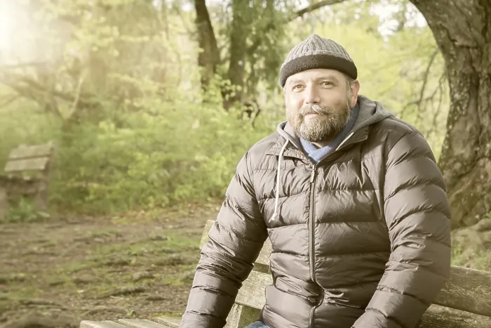 Gerahmter Druck : Ein Mann mit Bart in einem Wintermantel Gerahmter Druck : Ein Mann mit Bart in einem Wintermantel