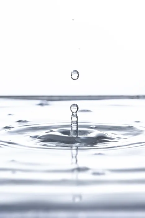 Gerahmter Druck : Ein Bild eines schönen Wasserträufelhintergrunds.