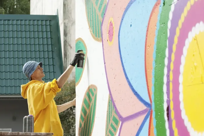 Gerahmter Druck : Bild eines kreativen jungen Mannes, der mit Spraydose auf Wand malt. Gerahmter Druck : Bild eines kreativen jungen Mannes, der mit Spraydose auf Wand malt.