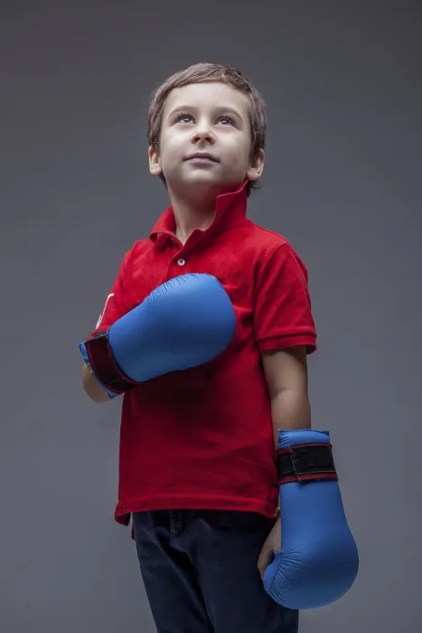 Gerahmter Druck : Bild eines niedlichen jungen Boxers, der sich in einem Studio aufhält. Gerahmter Druck : Bild eines niedlichen jungen Boxers, der sich in einem Studio aufhält.