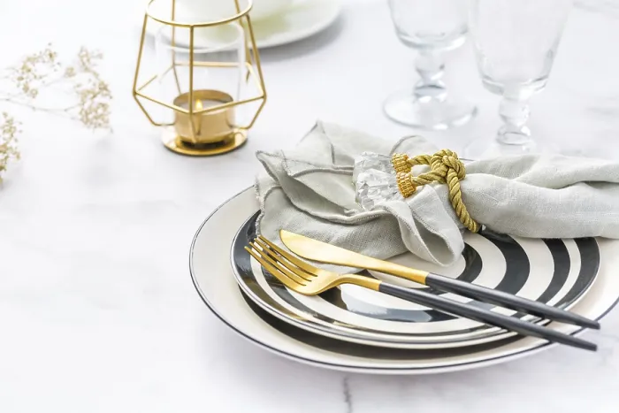 Gerahmter Druck : Bild von Bestecksets mit Teller. Gerahmter Druck : Bild von Bestecksets mit Teller.