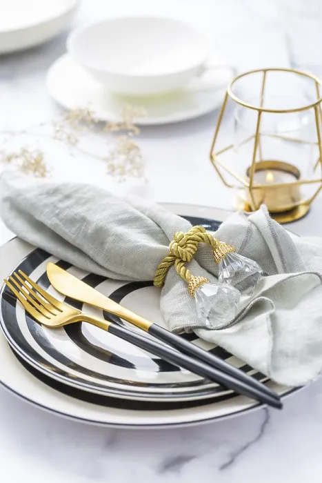 Gerahmter Druck : Bild von Bestecksets mit Teller. Gerahmter Druck : Bild von Bestecksets mit Teller.