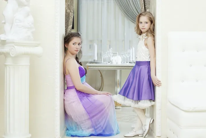 Gerahmter Druck : Bild von bezaubernden jungen Modellen, die in eleganten Kleidern posieren. Gerahmter Druck : Bild von bezaubernden jungen Modellen, die in eleganten Kleidern posieren.