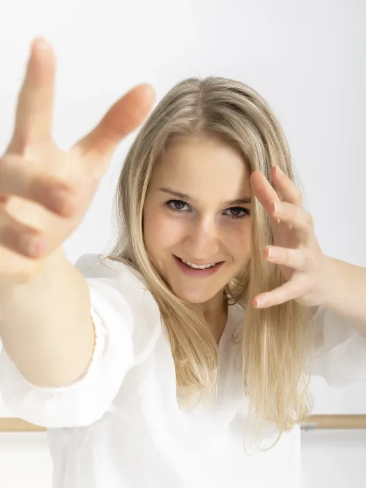 Gerahmter Druck : Ein Bild einer weiblichen Tänzerin im Handeln. Gerahmter Druck : Ein Bild einer weiblichen Tänzerin im Handeln.