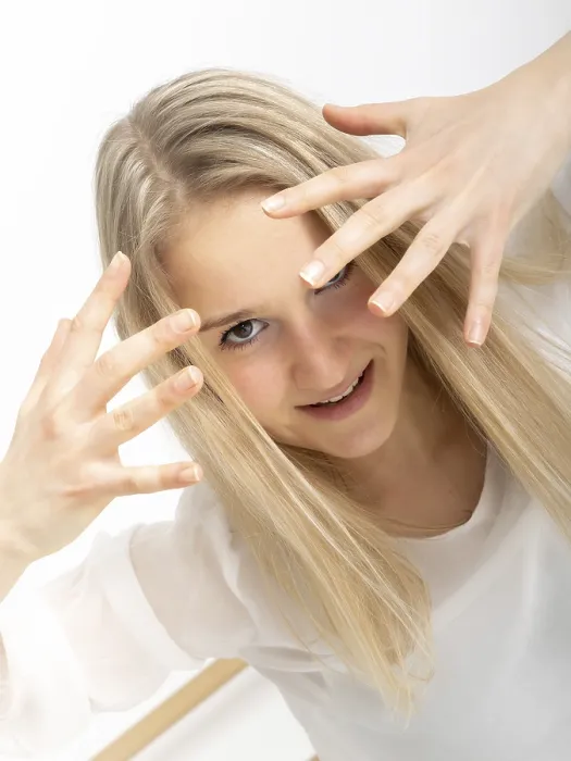 Gerahmter Druck : Ein Bild einer tänzerischen Frau in Aktion. Gerahmter Druck : Ein Bild einer tänzerischen Frau in Aktion.