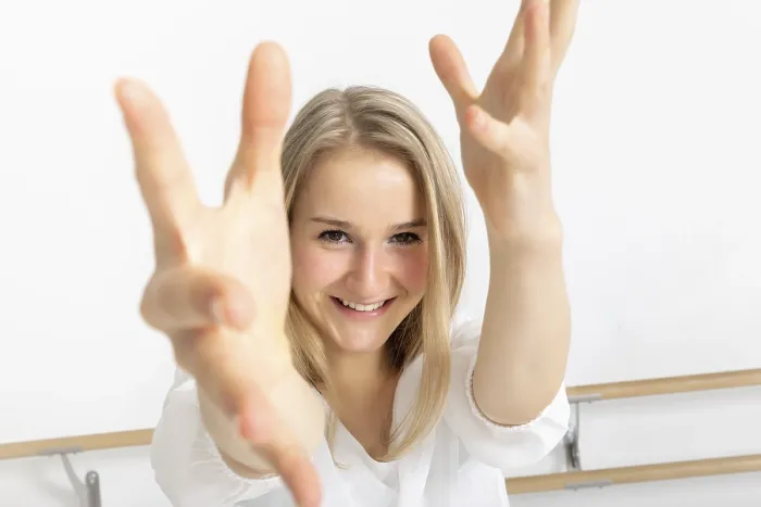 Gerahmter Druck : Ein Bild einer weiblichen Tänzerin im Handeln. Gerahmter Druck : Ein Bild einer weiblichen Tänzerin im Handeln.