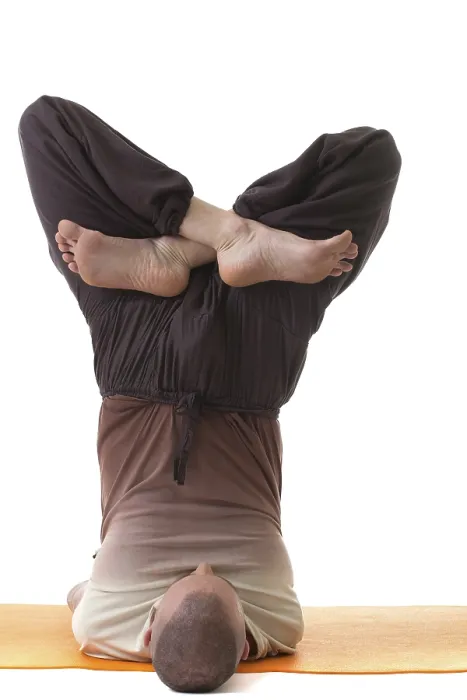 Gerahmter Druck : Bild eines flexiblen Yogis, der sich in einer schwierigen Pose befindet. Gerahmter Druck : Bild eines flexiblen Yogis, der sich in einer schwierigen Pose befindet.