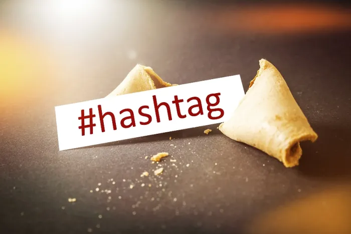 Gerahmter Druck : Ein Bild einer Glückschokolade mit Nachricht Hashtag. Gerahmter Druck : Ein Bild einer Glückschokolade mit Nachricht Hashtag.