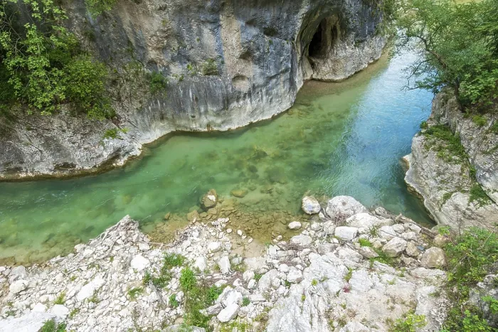 Gerahmter Druck : Ein Bild eines Tals in der Nähe von Frasassi. Gerahmter Druck : Ein Bild eines Tals in der Nähe von Frasassi.