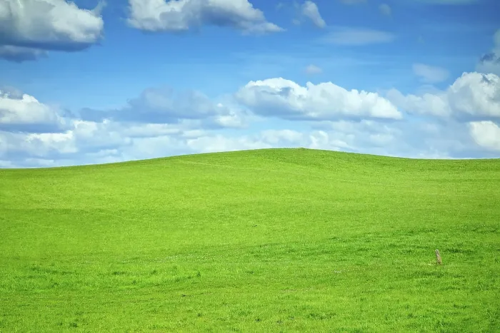 Gerahmter Druck : Ein Bild einer grünen Hügel und ein paar Wolken. Gerahmter Druck : Ein Bild einer grünen Hügel und ein paar Wolken.