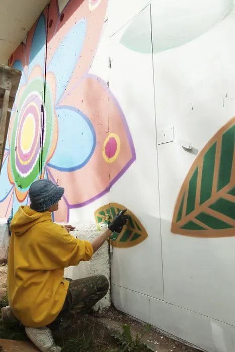 Gerahmter Druck : Bild eines Mannes, der Graffiti auf einer Wand im Park malt. Gerahmter Druck : Bild eines Mannes, der Graffiti auf einer Wand im Park malt.