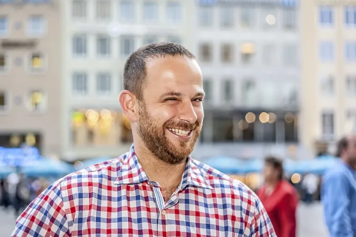 Gerahmter Druck : Ein Bild eines attraktiven Mannes mit Bart. Gerahmter Druck : Ein Bild eines attraktiven Mannes mit Bart.