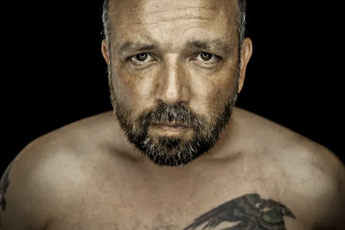 Gerahmter Druck : Ein Bild eines attraktiven Mannes mit einem Bart. Gerahmter Druck : Ein Bild eines attraktiven Mannes mit einem Bart.