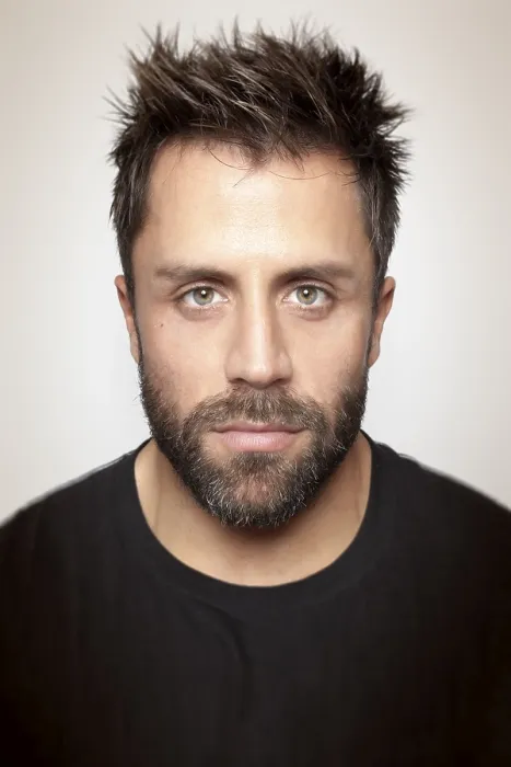 Gerahmter Druck : Ein Bild eines attraktiven Mannes mit Bart. Gerahmter Druck : Ein Bild eines attraktiven Mannes mit Bart.
