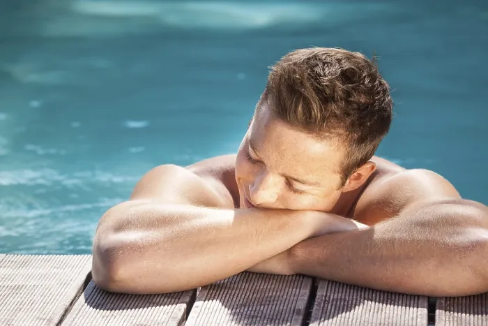 Gerahmter Druck : Ein Bild eines attraktiven Mannes im Pool. Gerahmter Druck : Ein Bild eines attraktiven Mannes im Pool.